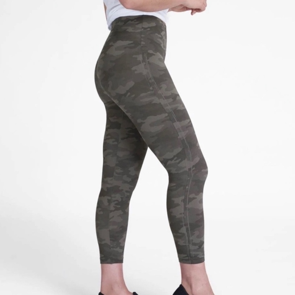 Spanx Look at Me Now Camo Cropped Leggings Size L